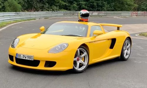 Гледайте как Porsche Carrera GT побеждава оригиналното си време за обиколка на Нюрбургринг
