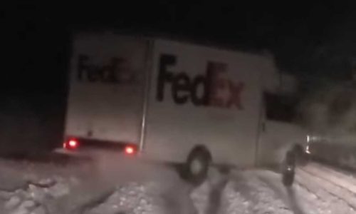 Гледайте как шофьорът на FedEx се носи като шеф по заснежен хълм, за да достави пакети
