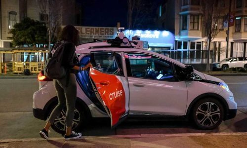 Федералните власти започват разследване на системата за автономно шофиране Cruise на GM
