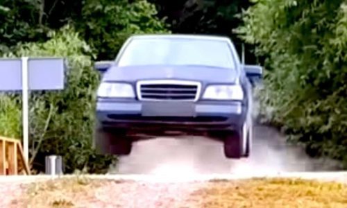 Гледайте как този беден стар мерцедес се кара като кола Gymkhana