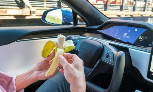 Шофьорите продължават да се отнасят към частично автоматизираните превозни средства като към напълно автономни