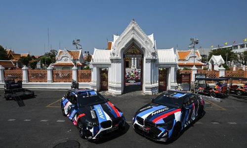 Гледайте: Моторните спортове се возят в колата за сигурност на MotoGP