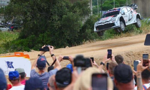 Себастиан Ожие води в рали Сардиния на WRC след катастрофа на Тиери Ньовил
