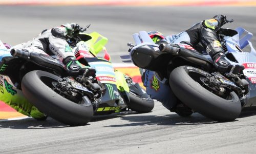 Триене на лакти при 200 мили в час: Вижте драматичната двубойка на MotoGP Гран При на Арагон